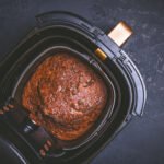 Brownie en freidora de aire recién hecho en el molde