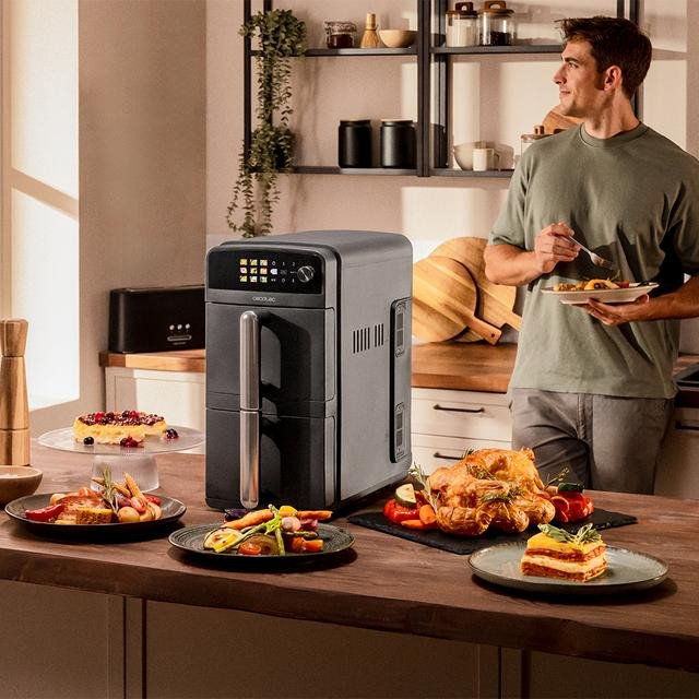 Freidora Cecotec de doble cajón en una cocina, con varios platos cocinados