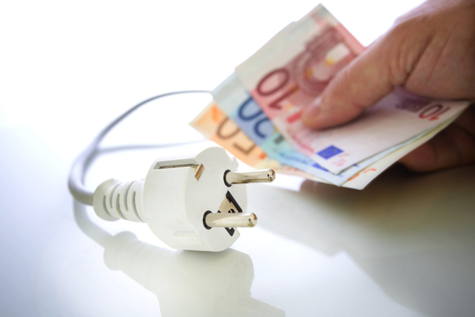 Cuánto gasta una freidora de aire: enchufe y billetes, el coste de la luz
