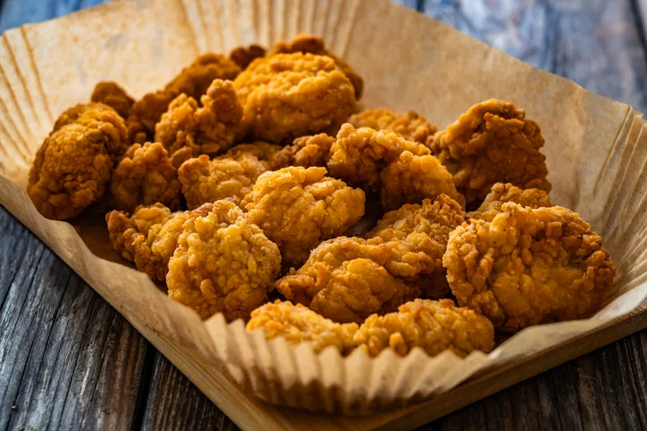 Nuggets de pollo en freidora de aire recién hechos sobre papel