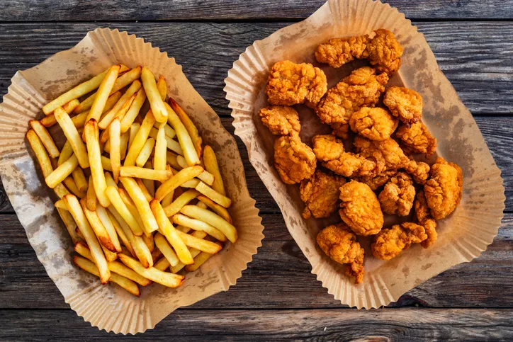 Nuggets de pollo y patatas fritas hechos en freidora de aire