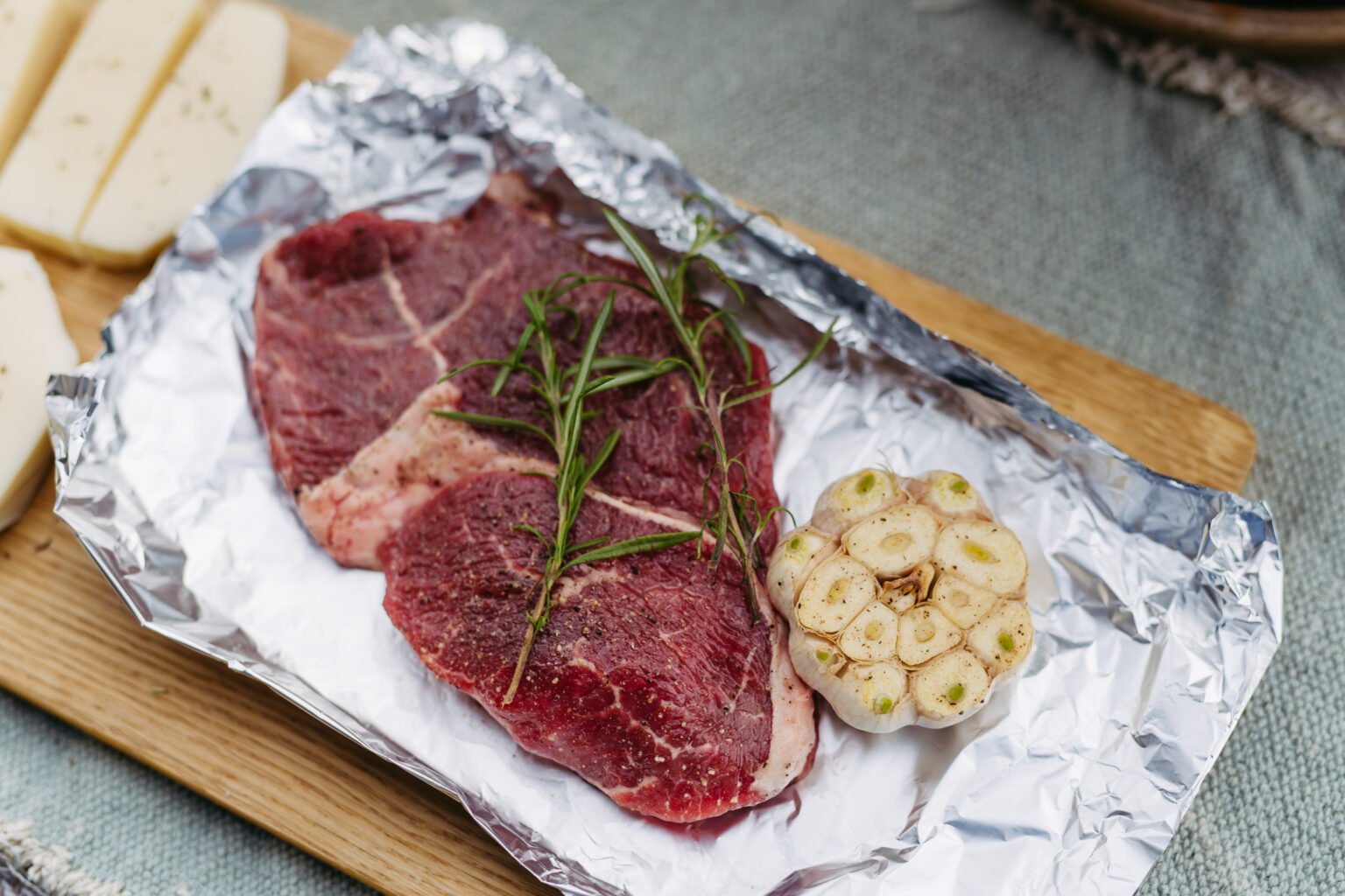 Carne sobre papel de aluminio, una forma de envolver piezas para la freidora de aire