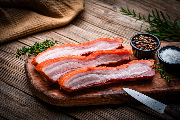 Panceta en tiras para hacer torreznos en freidora de aire